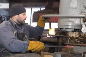 На Черкащині чоловік з інвалідністю облаштував кузню на власному подвір'ї