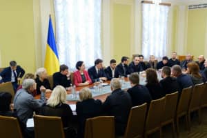 Володимир Зеленський зустрівся з родичами загиблих в авіакатастрофі біля Тегерана