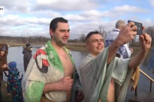 У супроводі оркестру: українські воїни організували для цивільних святкові купання в Талаківці