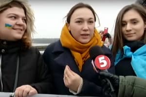 Свято єдності: у Києві живим ланцюгом символічно з'єднали два береги Дніпра – включення