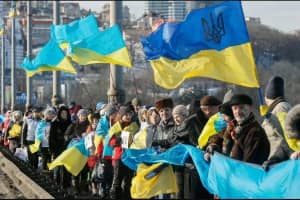 Квіти та хвилина мовчання: як на Донеччині відзначили день Соборності