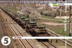 Українську бронетехніку вивозять з Криму