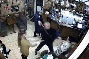 СМИ: в Полтаве приятель Кивы угрожал перерезать горло официантке – видео
