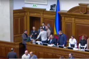 Блокування трибуни і штовханина: депутати почали розгляд законопроєкту про відкриття ринку землі – включення
