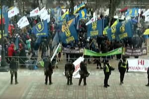 Біля парламенту мітингують понад тисячу активістів: які їхні позиції та аргументи – включення