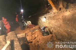Несчастный случай на стройке: в Тернополе двух мужчин засыпало землей 