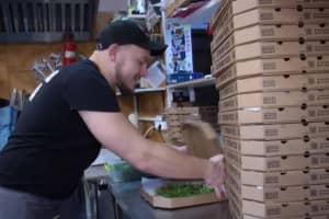 Смоколики для евакуйованих з Китаю: "Veterano Pizza" відправили 40 піц та десерти у Нові Санжари