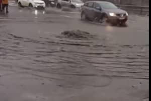 Із-під землі б'є струмінь: у Києві злива підтопила кілька вулиць