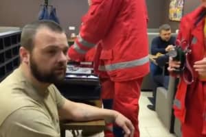 Учасник війни з РФ хотів поставити запитання Дубінському, а отримав травму ноги – відео 