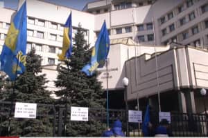 Националисты пикетировали КСУ, чтобы не допустить отмены закона о люстрации