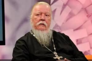 "Можуть навчитися лише заздрити, ображати інших і хамити": у РПЦ кажуть, що дівчаткам не варто ходити в школу