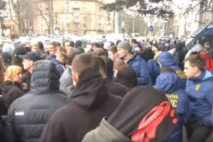 Представники Нацкорпусу зібралися під відділком поліції в Києві – що вимагають