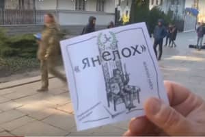 Присвячена Зеленському: журналіст презентував книгу "Янелох" під ОП – включення