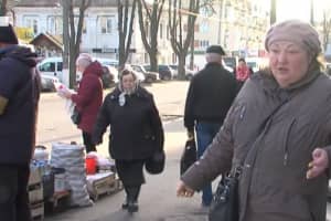 В Ровно из-за коронавируса разгоняют стихийный рынок – торговцы против