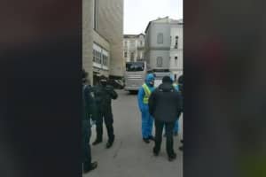 Пасажири з Балі не хочуть на обсервацію в "Козацький" –  спалахують сутички з правоохоронцями