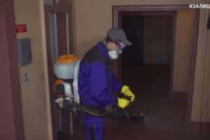 Блокпости, обмеження руху і дезінфекція ліфтів: як в Україні запобігають поширенню COVID-19