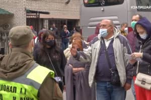 Виламані двері, сварки та години в літаку: чому евакуйовані українці опираються обсервації
