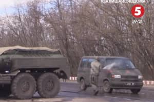 "Щоб не хворіли на коронавірус": на блокпостах у зоні ООС проводять дезінфекцію автотранспорту