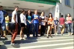 У кримськотатарському вузі представника окупаційної влади студенти зустріли українським гімном