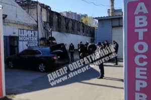 У Дніпрі працівники СТО виявили вибухівку на машині – подробиці