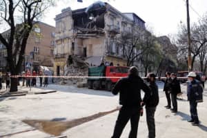 В центре Одессы рухнул дом, прохожие едва успели убежать – видео
