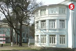 Тайком приносят алкоголь: как эвакуированные украинцы из ОАЭ проходят обсервацию в Ворзеле