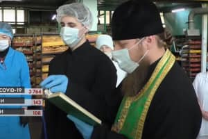 В Одесі на хлібозаводі освячують паски, щоб віряни не йшли до церкви на Великдень – як це відбувається