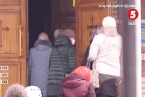 Служба через громкоговоритель: верующие УПЦ МП в Мариуполе слушают богослужения в церковных дворах