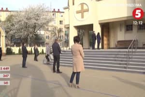 "На расстоянии помолюсь": придерживаются ли правил карантина во время Пасхальной службы во Львовской области