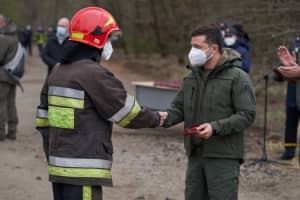 Зеленский в Зоне отчуждения наградил пожарных, которые ликвидировали масштабные пожары