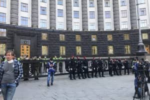 Підприємці, які протестують, продовжують стояти під Кабміном – утім кількість силовиків збільшилась