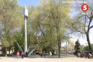Несут цветы к памятнику в честь Первой маевки: в Харькове отмечают Международный день труда
