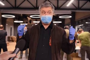 Порошенко во время сбора продуктовых наборов: Помогать нуждающимся – это настоящий дух украинцев сегодня