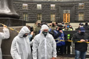 Місцеві вибори в ОРДЛО, програма дій уряду та протест підприємців під Кабміном – 