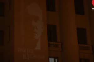 Активісти влаштували світлове шоу під Офісом президента на підтримку Сергія Стерненка – включення