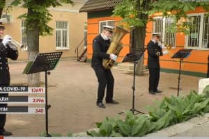 Шлягеры и хвалебные оды: оркестр ВМС устроил концерт под стенами больницы в Одессе