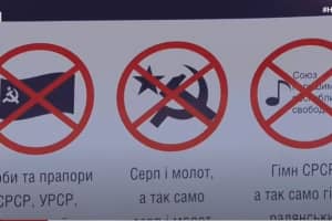 В Одесі поліцейські зупинили чоловіка із комуністичною символікою: відкрито провадження
