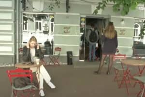 Літні тераси кафе та ресторанів, а також салони краси запрацювали у Києві: чи всі дотримуються вимог
