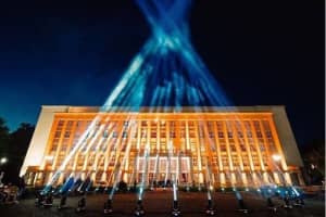 "Увидьте нас": работники культуры подсветили небо прожекторами, чтобы привлечь внимание Кабмина – видео