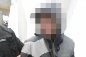 В Киеве мужчина после просьбы надеть маску достал гранату и угрожал взорвать супермаркет – фото