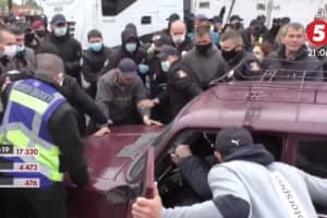 Сутички, травми і пошкоджене майно: як зносили контейнери на центральному ринку Луцька