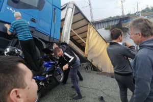 Як у голлівудських екшенах: на Дніпропетровщині обвалився міст – вантажівка зависла над водою