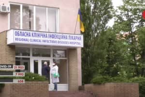 Хворі на COVID-19 лікарі та нестача медикаментів: скандал довкола інфекційної лікарні в Харкові