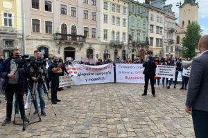 "Наливайки открыты, фитнес закрыт": под стены ЛГС пришли возмущенные львовяне – чего требуют