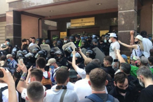 Дело Стерненко: под судом столкновения, депутаты и петарды – подробности