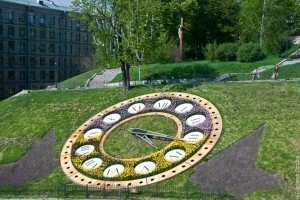 На Майдані активісти відновили квітковий годинник