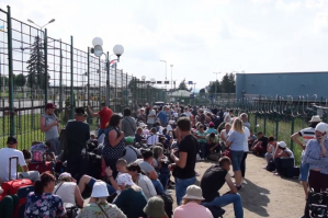 В пункте пропуска "Шегини" образовалась очередь в 400 человек, которые направляются в Польшу
