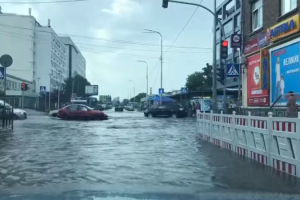 На центр Києва обрушився проливний дощ – частину вулиць підтопило, автівки стали в заторах