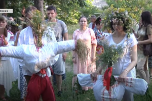Купала за старовинними традиціями на острові Хортиця: як святкують чоловіки та жінки – сюжет