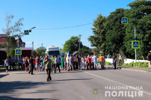 Спротив адміністративній реформі: мешканці Хотина вийшли на протест – постраждав правоохоронець